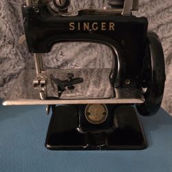 Singer Model 20 Sewhandy Child's Sewing Machine - Vintage Toy w/ Case - 1950s Great Britain