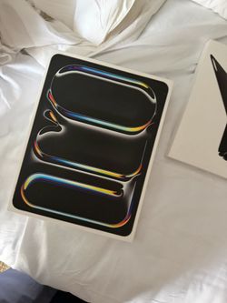 Ipad bundle NEWWW.  PROO. 13 INCH