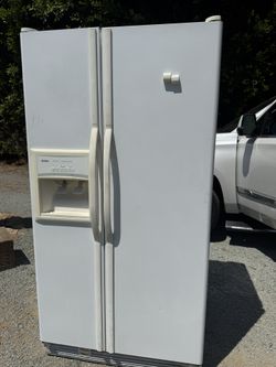 Side By Side Refrigerator W/ Water Dispenser 