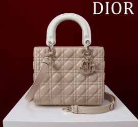 A fashionable and simple women's bag