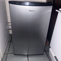 Whirlpool 4.3 Mini Fridge 