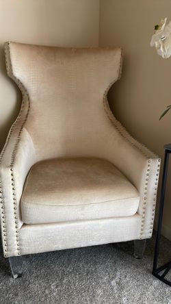 Cream color crocodile texture crown chair - like new