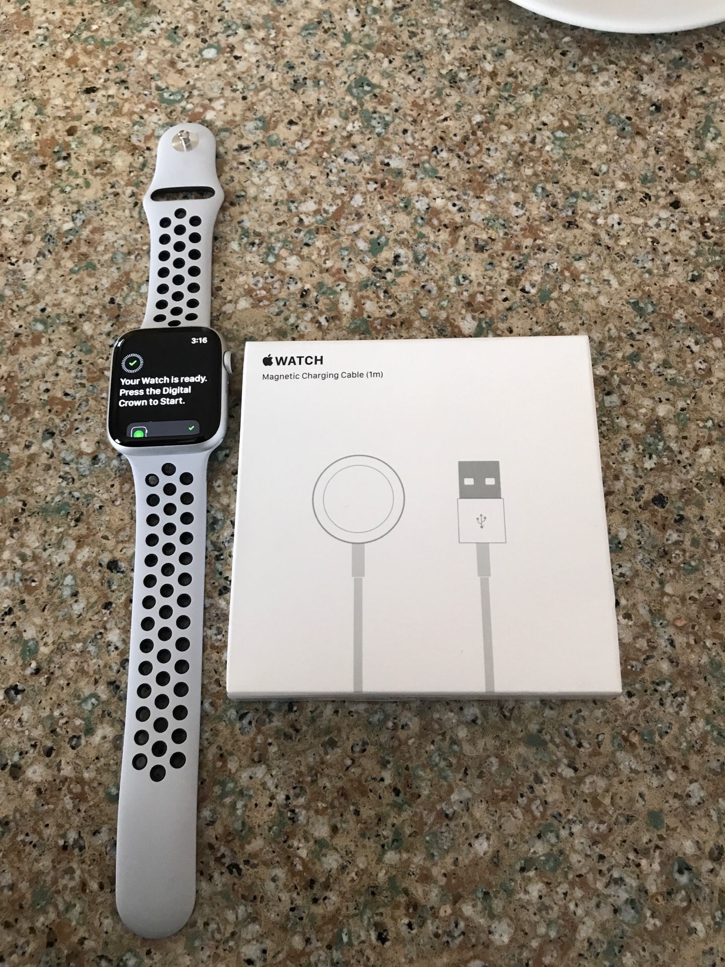 Apple Watch series 4 NIKE + with brand new charger