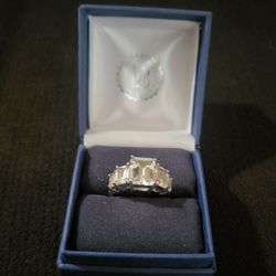 Gorgeous Bradford Exchange 925 Stamped Sterling Silver Ring With Large Princess Cut Center Stone With Princess And Emerald Cut Accent Stones!