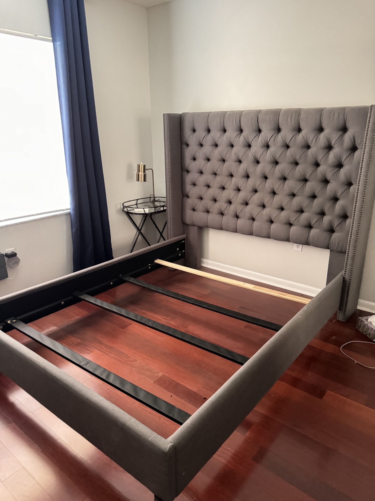 Sophisticated Gray Upholstered Diamond Tufted Queen Dive Bed Frame