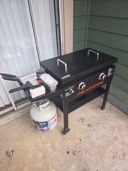 Blackstone Original OutdoorGriddle, 28 Inch 2-Burner Flat Top Grill with hard cover
