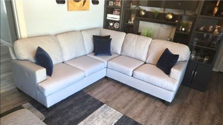 Beautiful sectional couch brand new condition