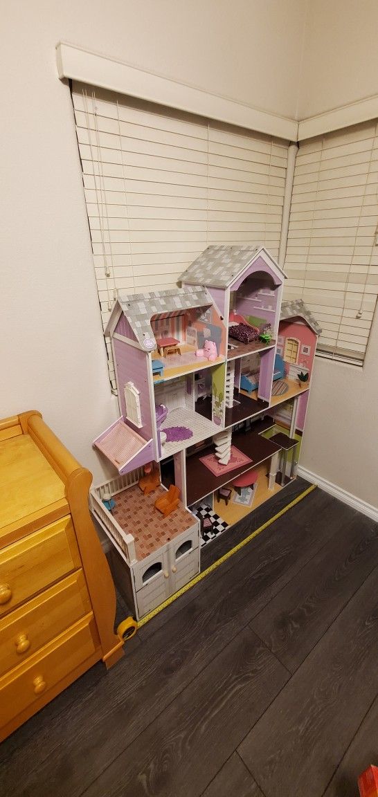 Huge Doll House - no need to spend hours assembling one yourself! 

