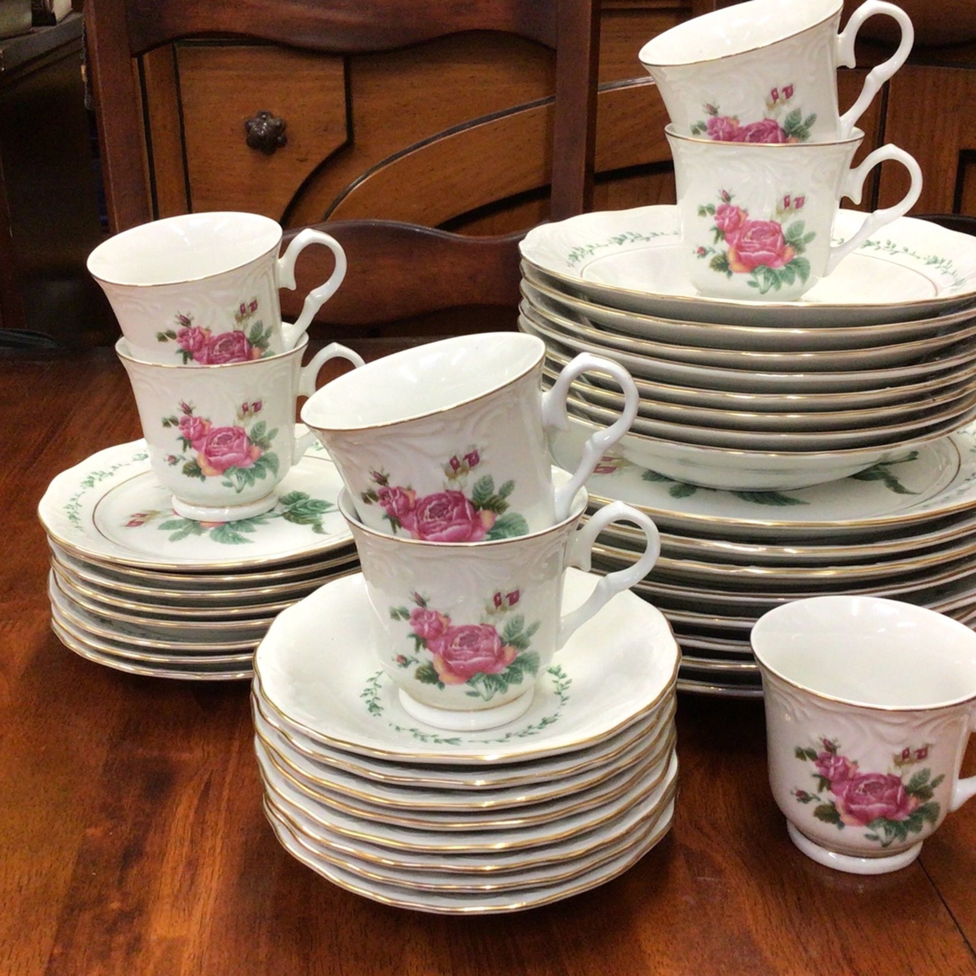 Gibson China Dinner Set Of 39 Pieces