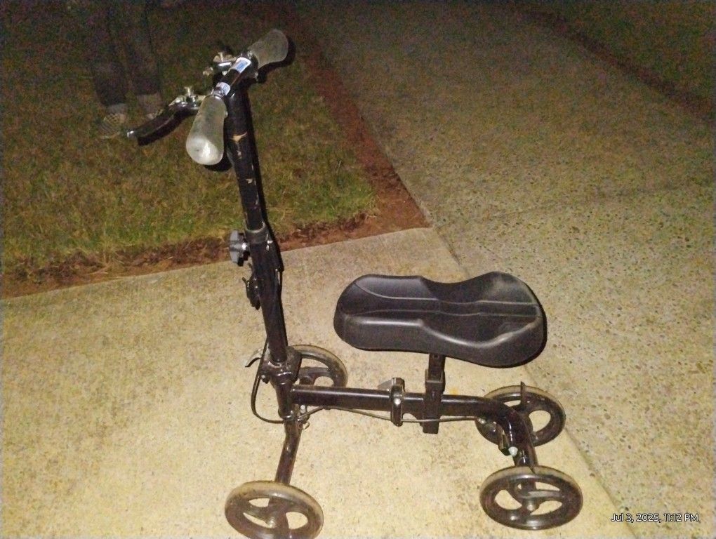 KNEE SCOOTER