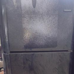 NICE BLACK REFRIGERATOR IN MINT CONDITION 