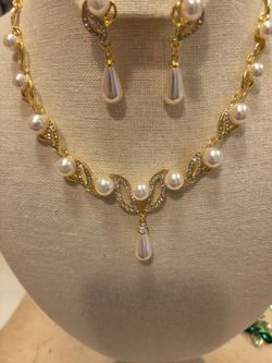 STUNNING FAUX PEARL SET