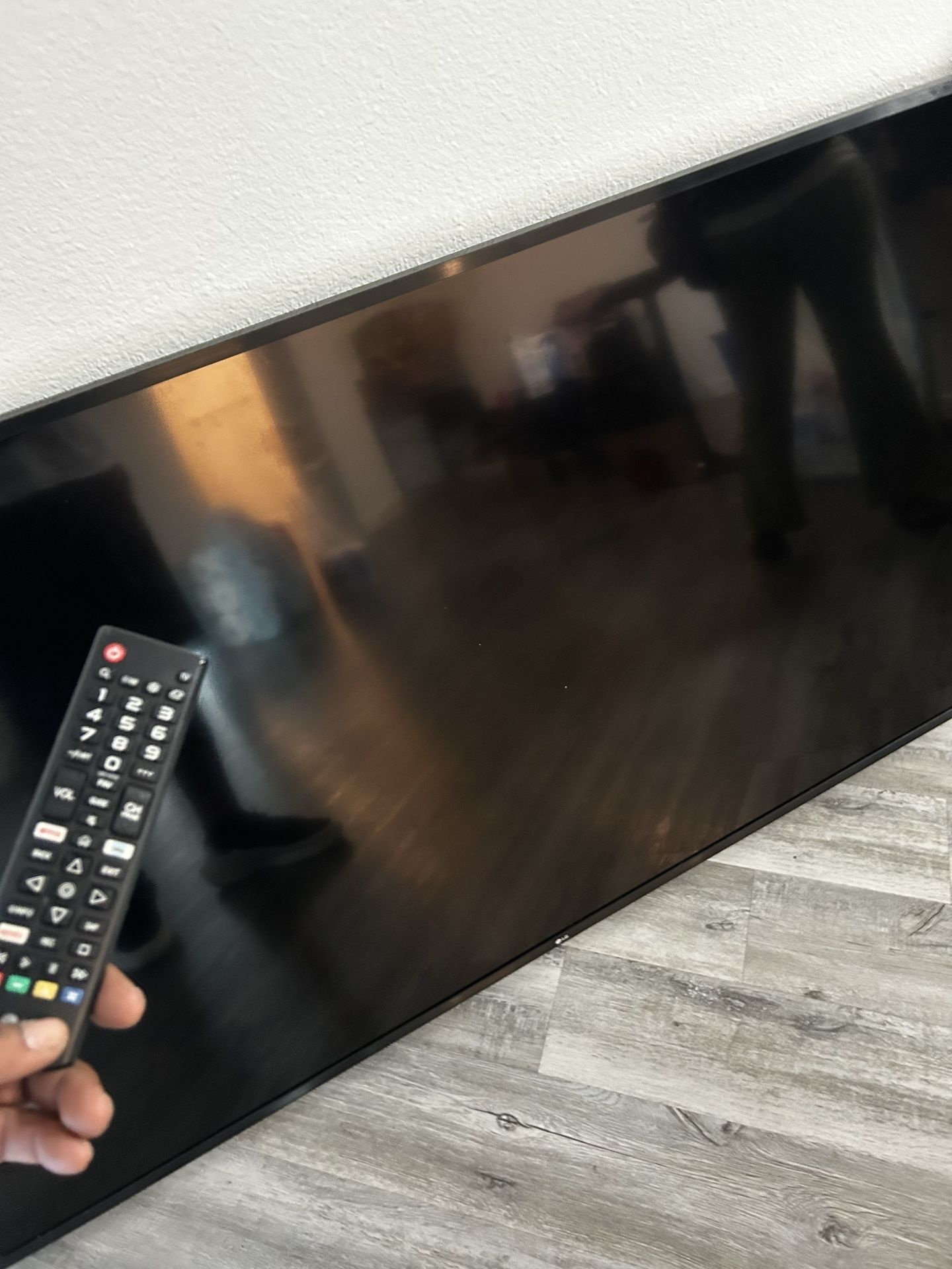 75 In Smart Tv With Subwoofer And Sound Bar.