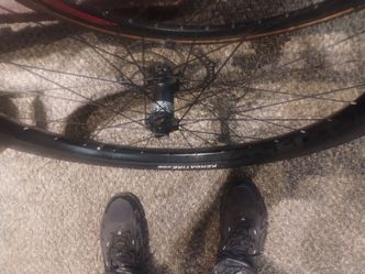 27.5 BOOST RACEFACE RIMS AND HUB