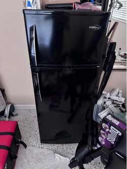 Premium Levella 7.3 cu. ft. Top Freezer Refrigerator - Black (Works Great!)