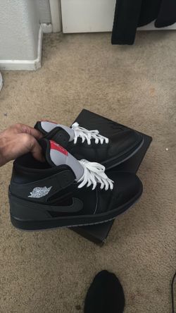Jordan mid 1’s