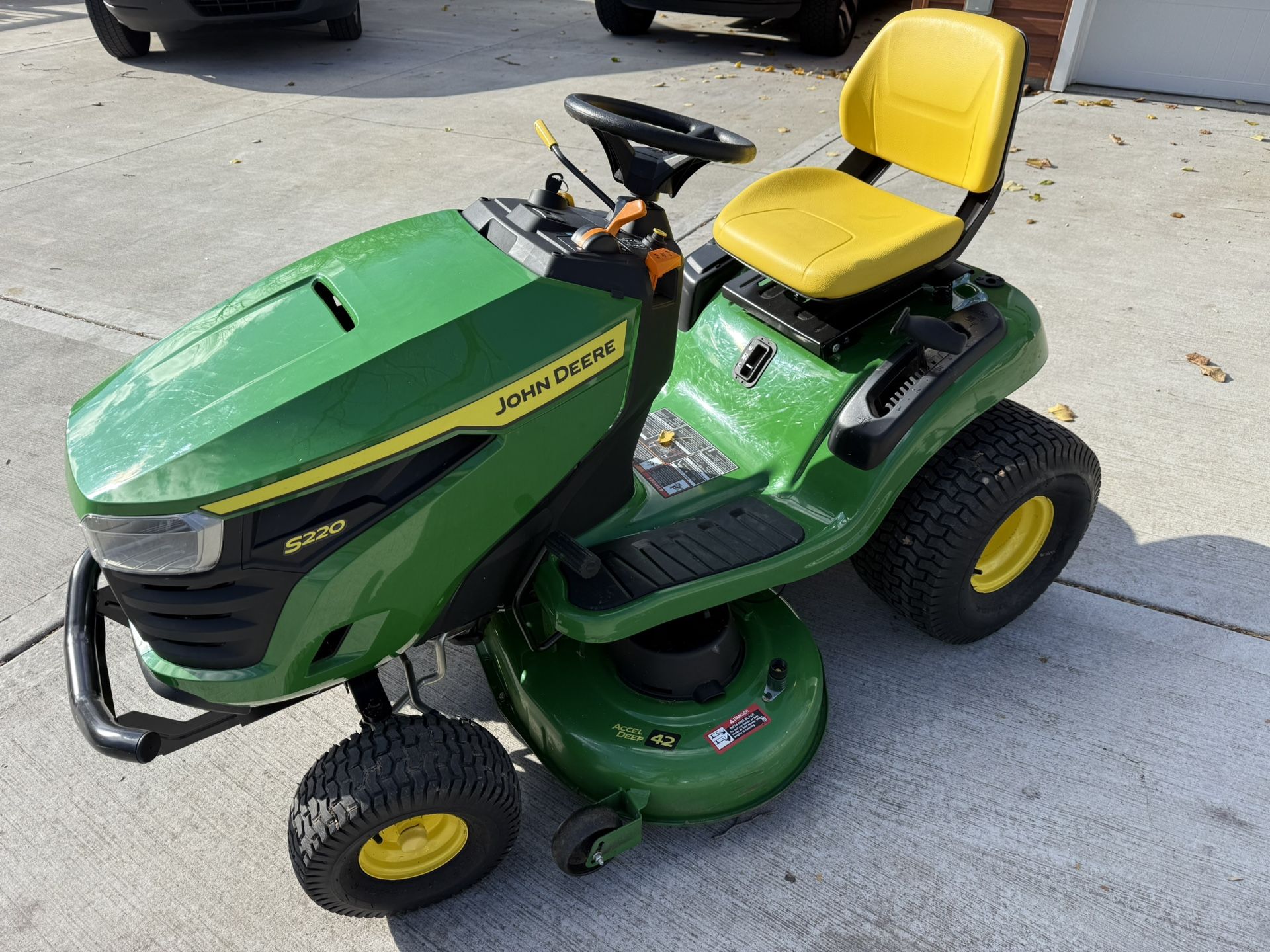 John Deere S220 Ride On Mower Tractor