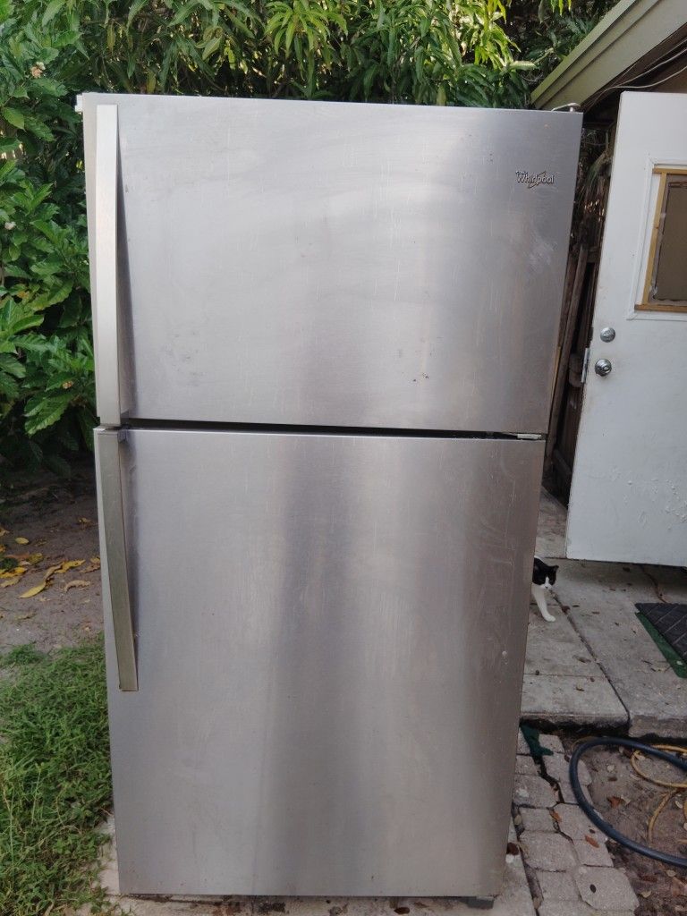 Available$250 Cash Whipool Standsrrd Ice ❄️ Has Double Door Moving To Daytona Can't Take Pick Up In Lake Worth I Will Give U my Address