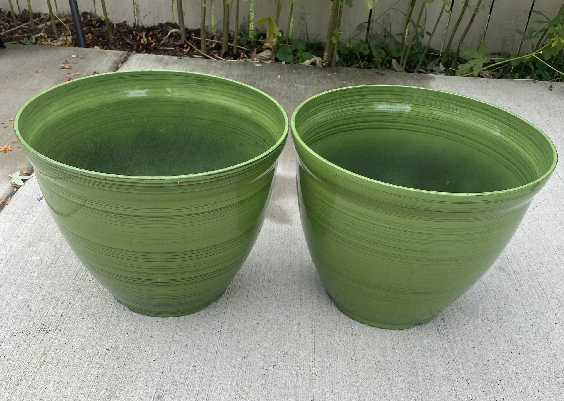 2/ Flower pots Plastic