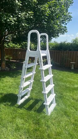 Above ground pool ladder