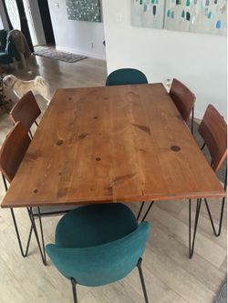 Gorgeous wood table and 6 chairs