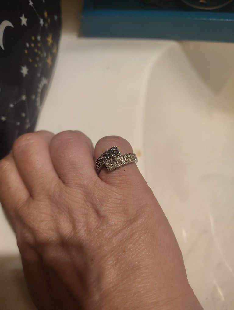 VINTAGE WOMEN'S .925 STERLING SILVER WITH CLEAR & BLACK RHINESTONES (SIZE: 7) VERY UNIQUE RING