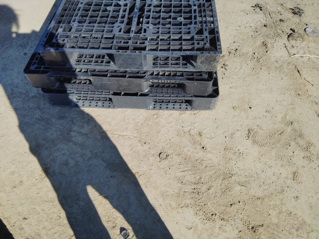 Plastic Pallets Many Sizes To Choose