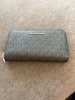 Michael Kors Women’s Grey Signature Wallet