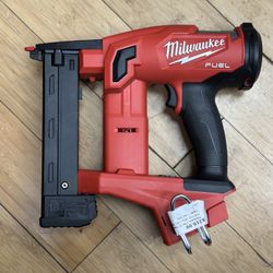 Milwaukee M18 18GA 1/4 Crown Stapler TOOL ONLY