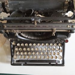 Antique 1925 Underwood Typewriter Nice Condition Selling For Only 500.00 Obo