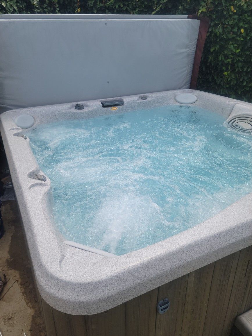 Jacuzzi Brand, Hot Tub/Spa for Sale in Huntington Beach, CA OfferUp