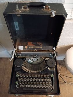 Underwood Vintage Manual Portable Typewriter with Case, Steel