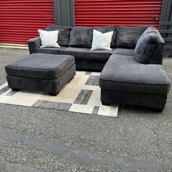 Sectional Couch!! Delivery Available 🚚!! Dimensions: 112” x 90” Length x 34” Height x 38” Depth 