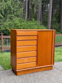 MID-CENTURY TEAK GENTLEMEN'S DRESSER WITH TAMBOUR DOOR BY BERHARD PEDERSEN & SON, DENMARK C.1960