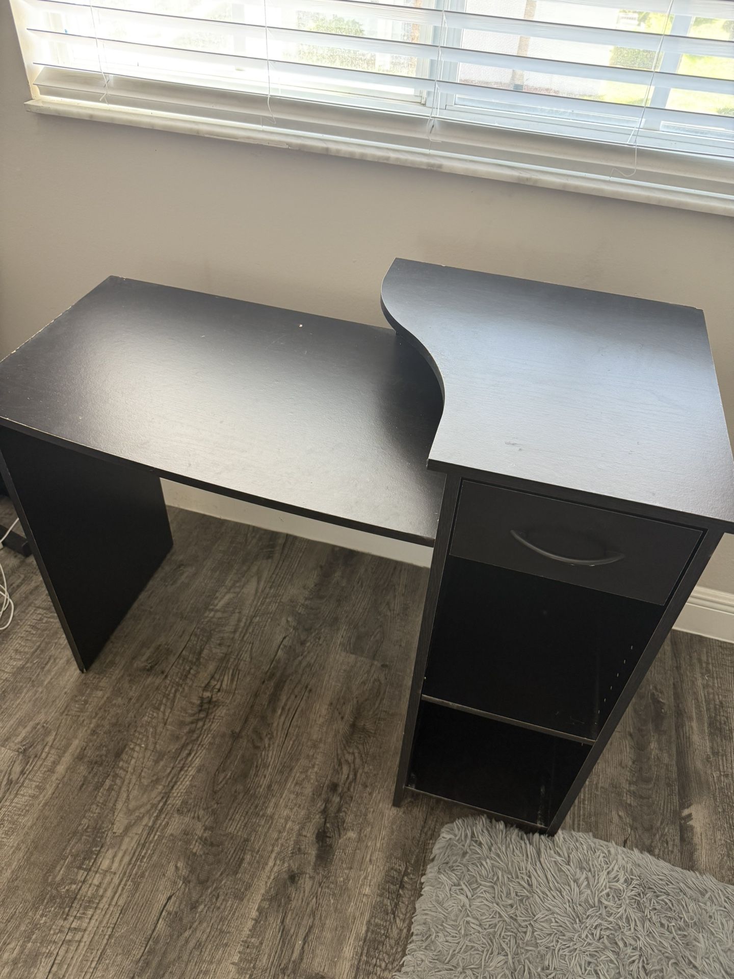 Black Desk
