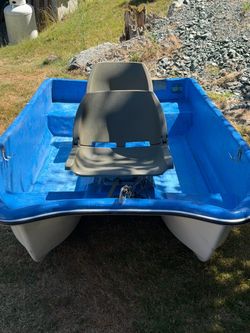 9ft Livingston Boat with Seats and Oars