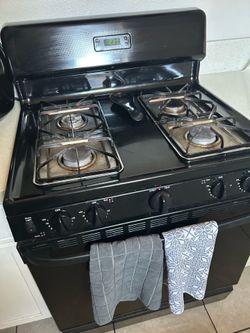 Black 4 burner gas stove/oven