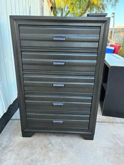 Modern Black 5-Drawer Chest /Dresser