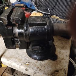 Big Swivel Vice Like New 