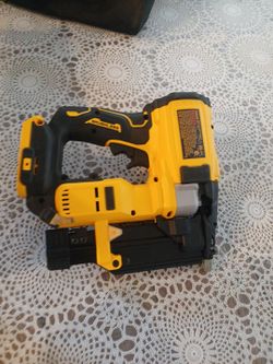 De Walt 20 vote, brushless.\nTwenty three gauge