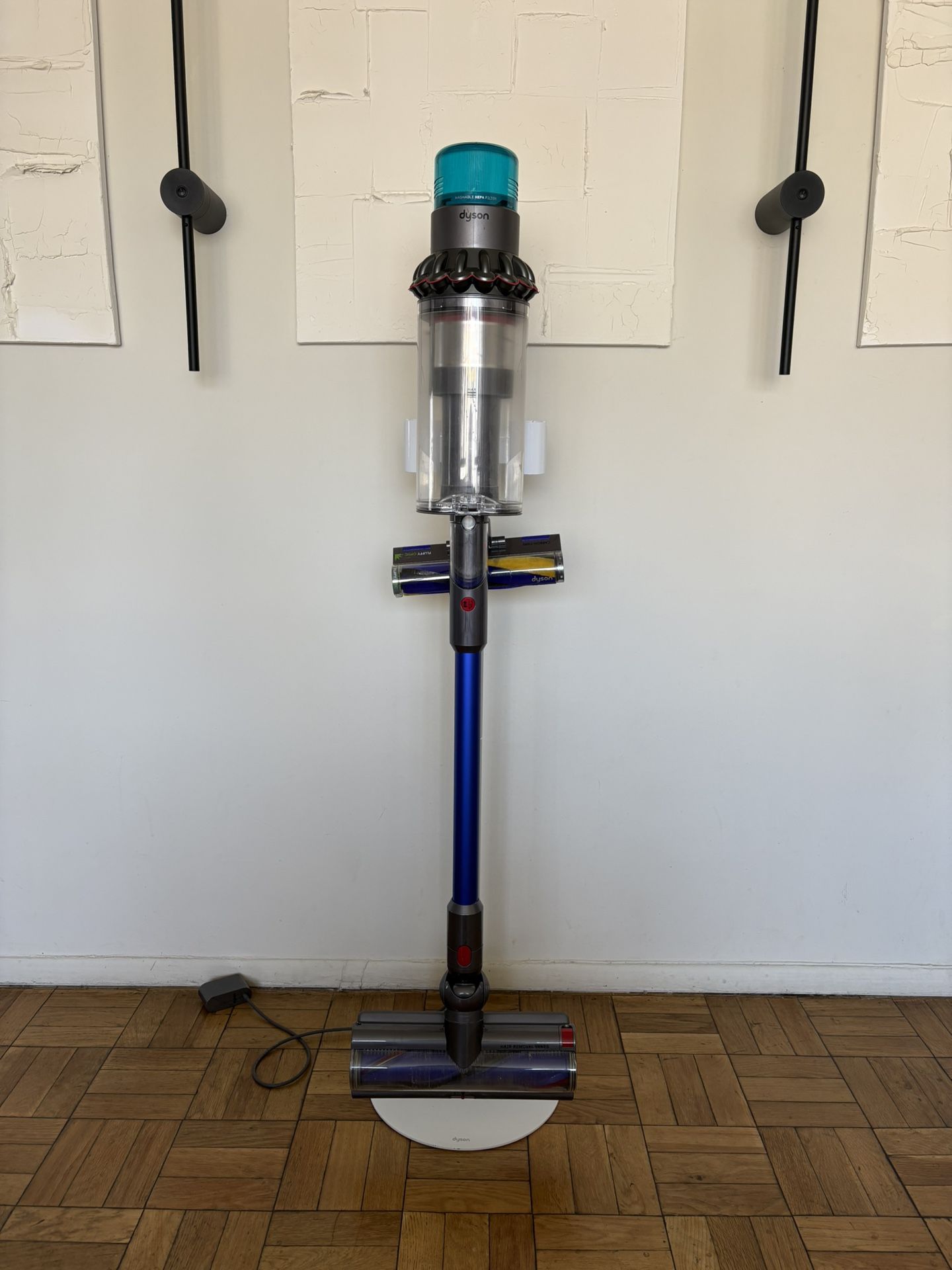 Dyson Gen5 Detect Outsize Cordless Vacuum with Stand and Hardwood Floor Attachment