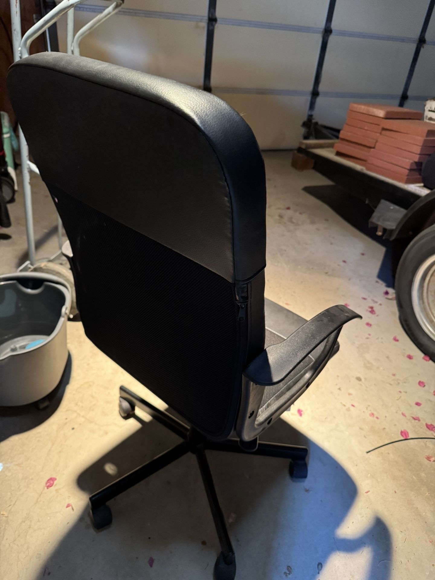 Comfortable Office Chair – Great for Home Office or Students – $30
