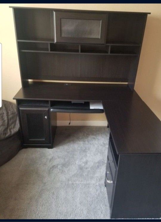 Desk With Hutch