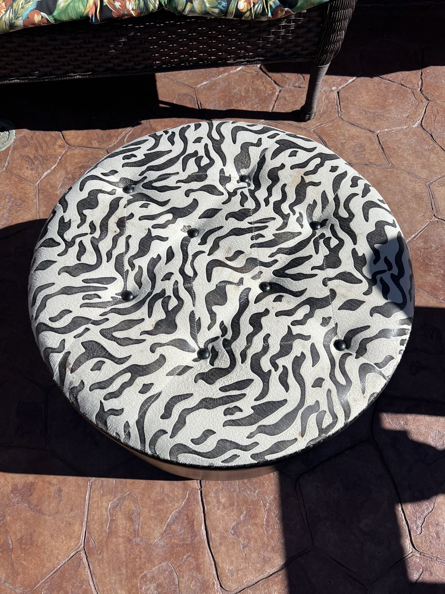 Round zebra print With Leather Ottoman