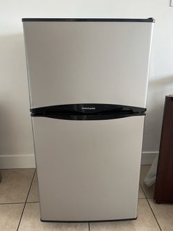 Mini refrigerator