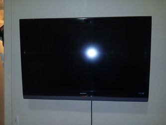 TV w/ Wall mount & remote