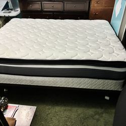 🥰$380-(firm on price) Beautiful queen size pillow top bed (mattress/box and Hollywood bed frame included) for just $380 (although I have many mattres