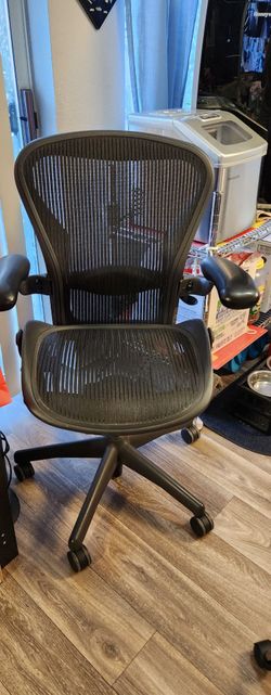 Hermanmiller aeron ( SIZE B ) FULLY LOADED !!