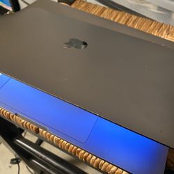 2019 Late 13” MacBook Pro Touchbar 2.4ghz Quad Core16gb