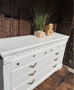 Dresser refinished white fresh (drawers work. Good)